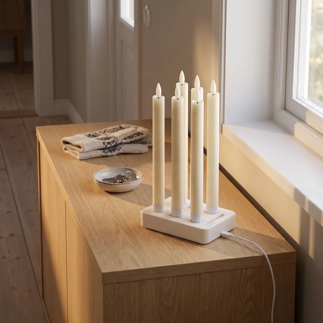 La base di ricarica Ceriva™ con tutte e sei le candele su un mobile nell'ingresso, con il cavo USB-C collegato