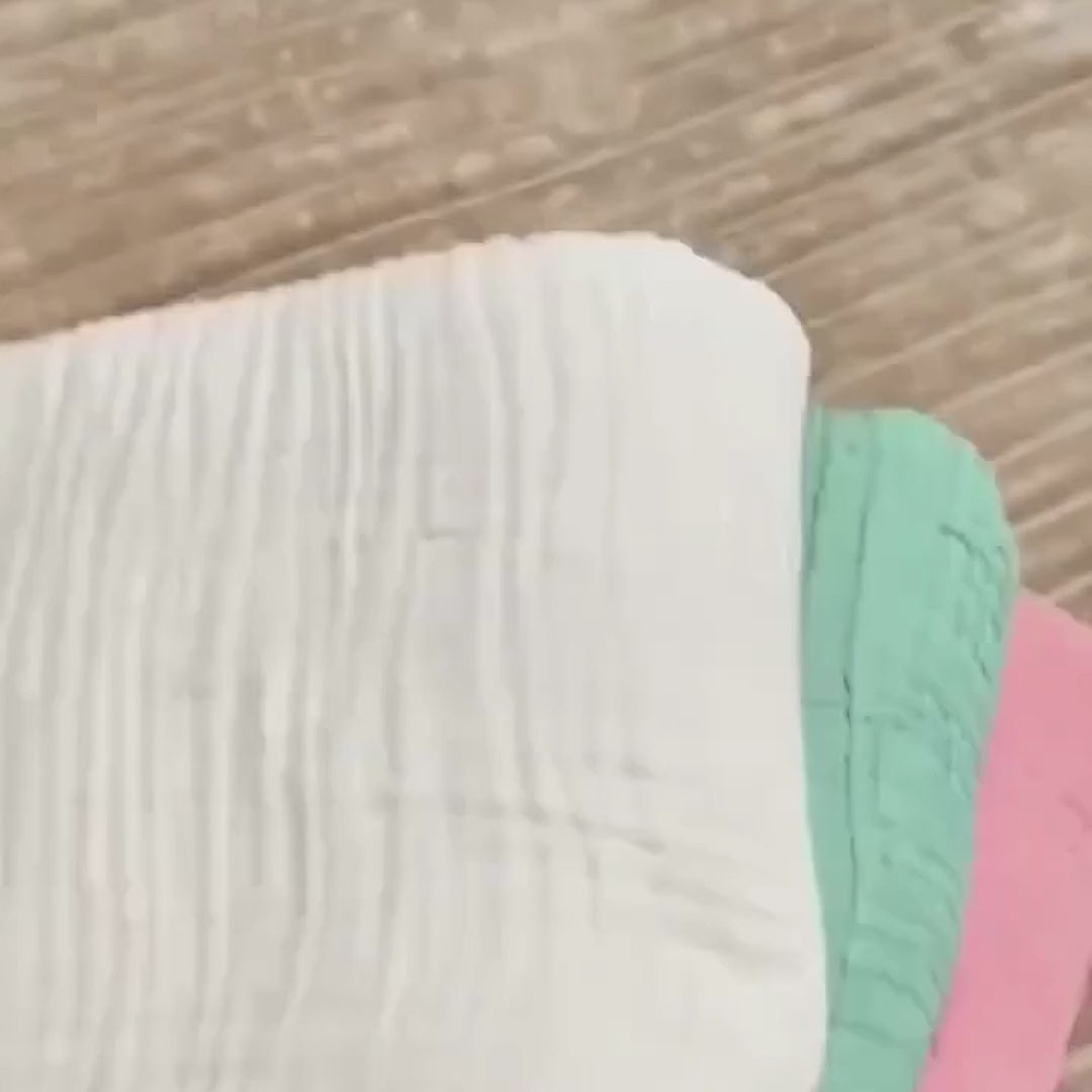 Mussora™ coperte in mussola in diversi colori, viste da vicino e sul letto